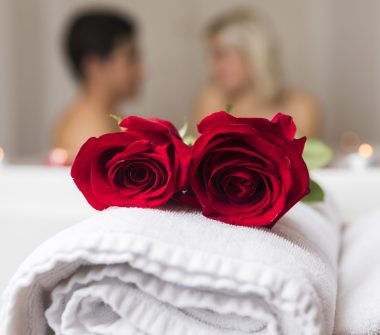 close-up-red-roses-with-defocused-couple