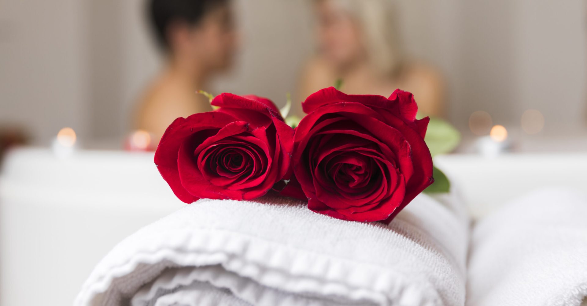 close-up-red-roses-with-defocused-couple